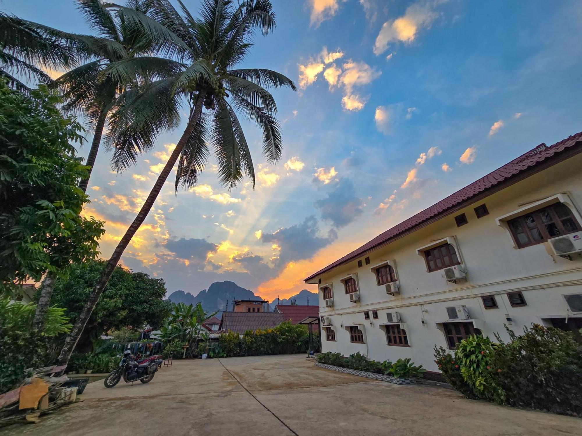 Saphaothong Guesthouse Vang Vieng Exteriör bild